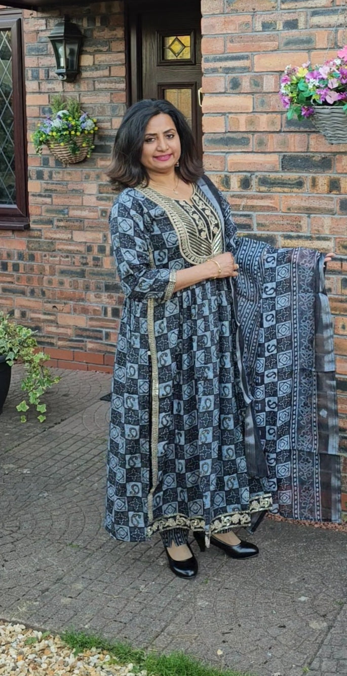 Heavy rayon niracut three piece suit
