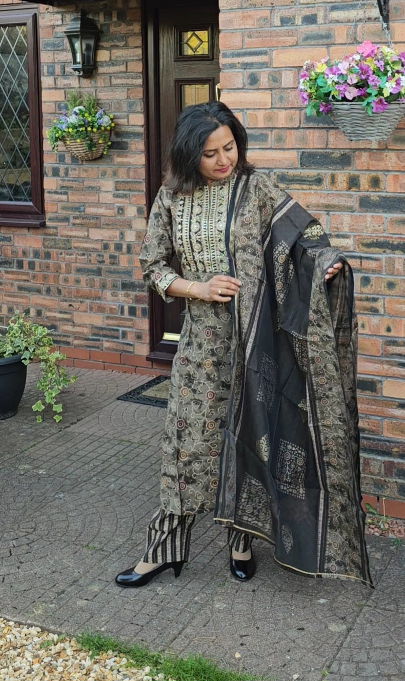 Beautiful muslin three piece suit