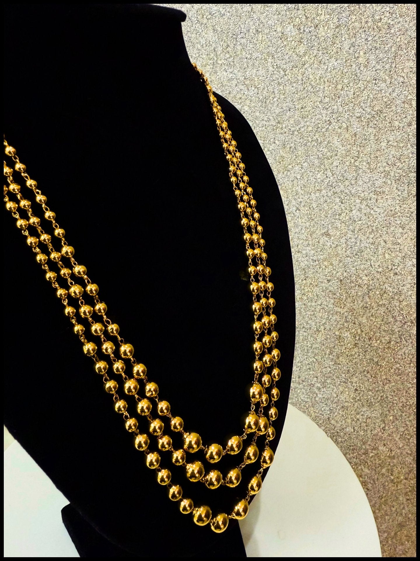 Gold round necklace