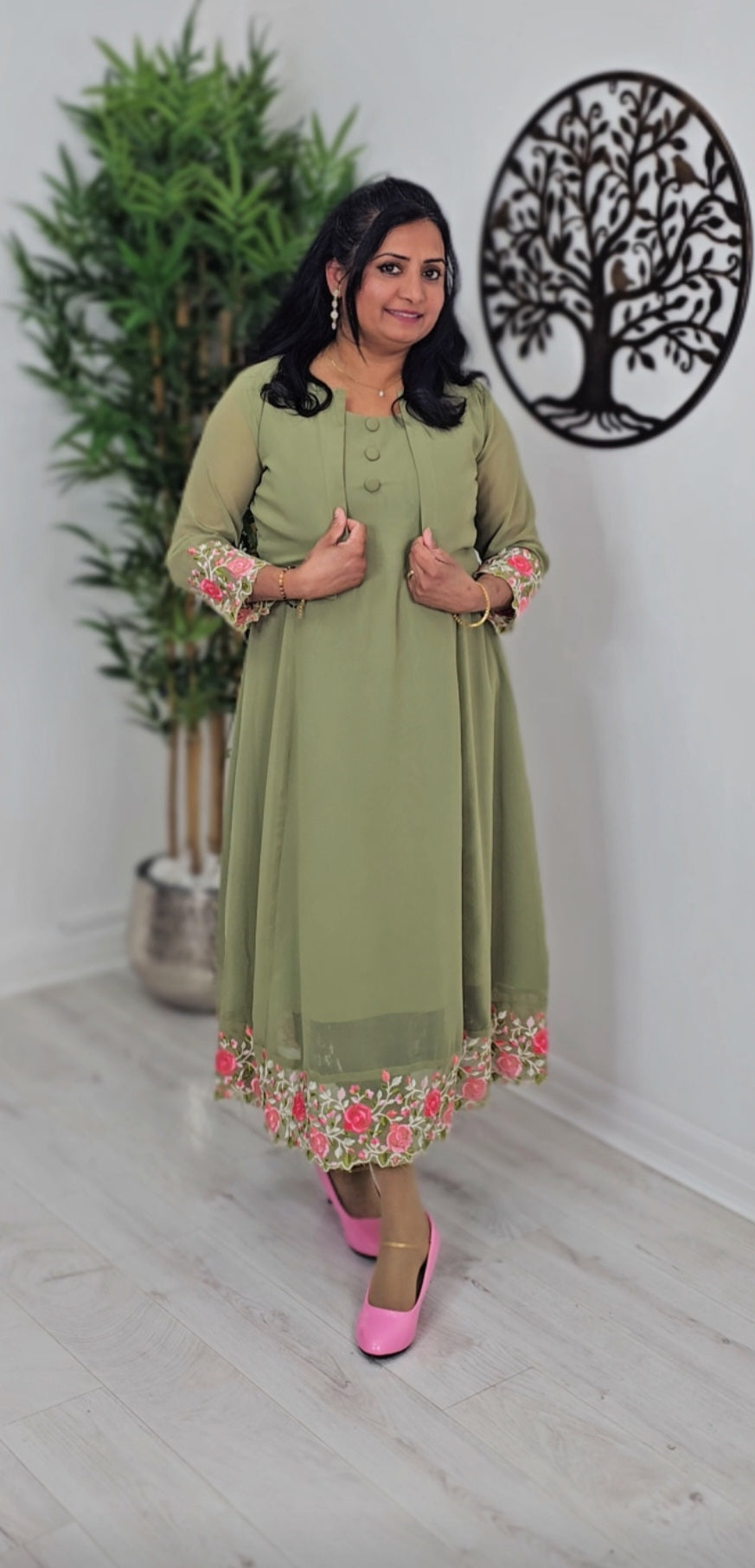 Beautiful embroidered & scalloped dress with shrug 💕