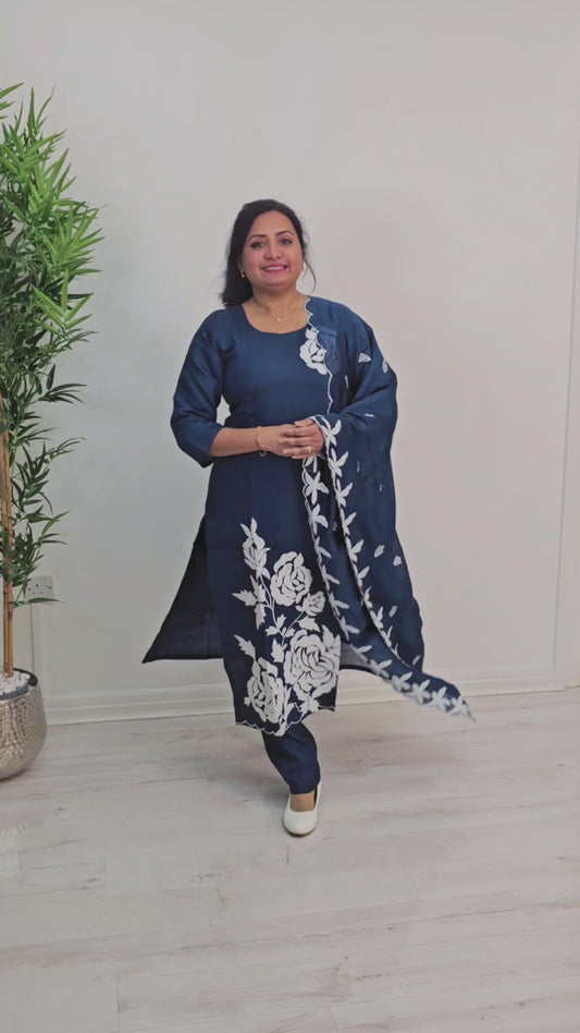 Stunning Silk heavy embroidered three piece suit 💕